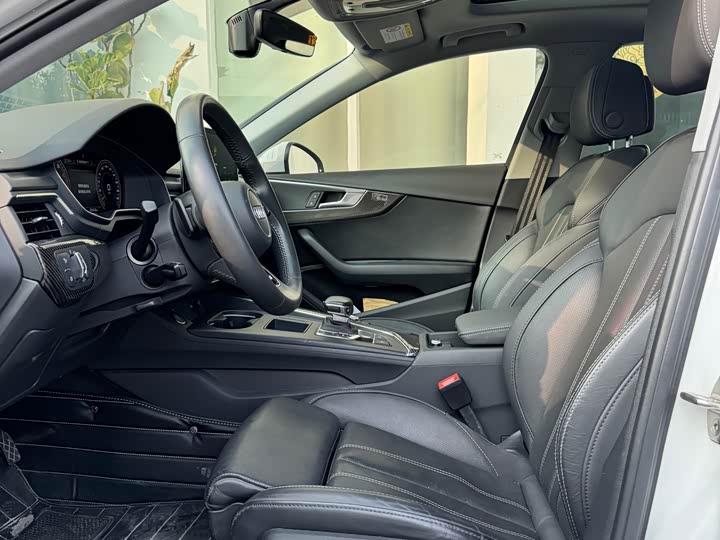 Фото 4 - Audi A4L