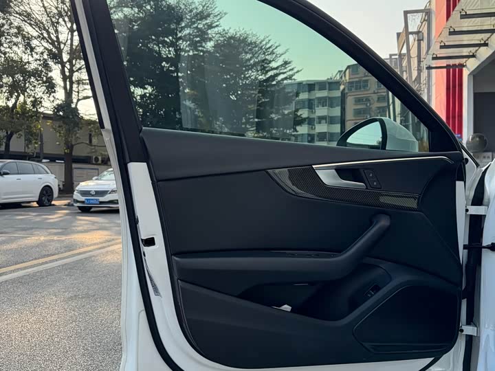 Фото 5 - Audi A4L