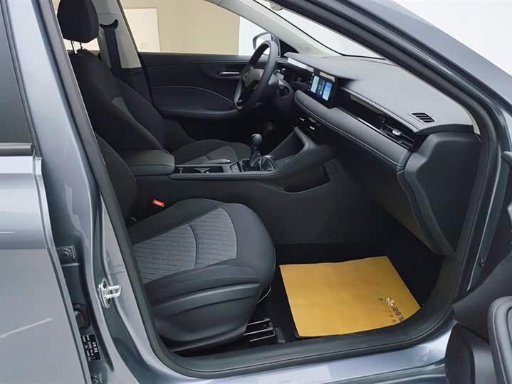 Фото 8 - Roewe i5