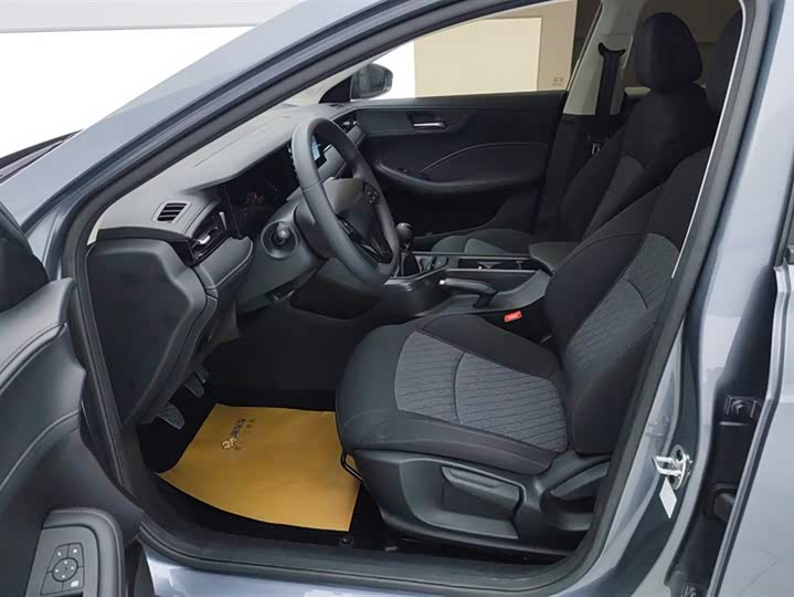 Фото 9 - Roewe i5