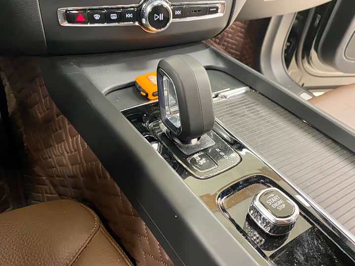 Фото 6 - Volvo XC60