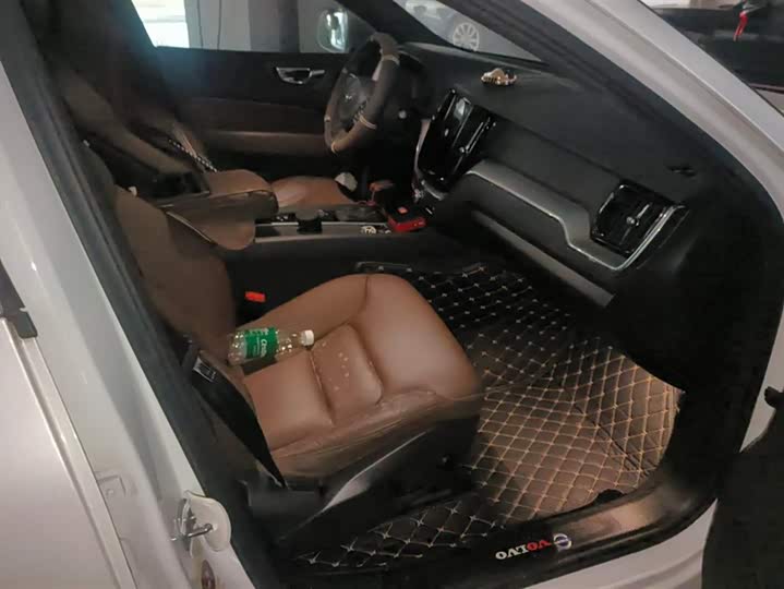 Фото 8 - Volvo XC60