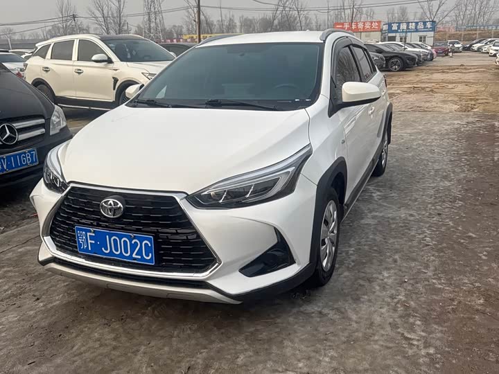 Фото 1 - Toyota Yaris L Hatchback