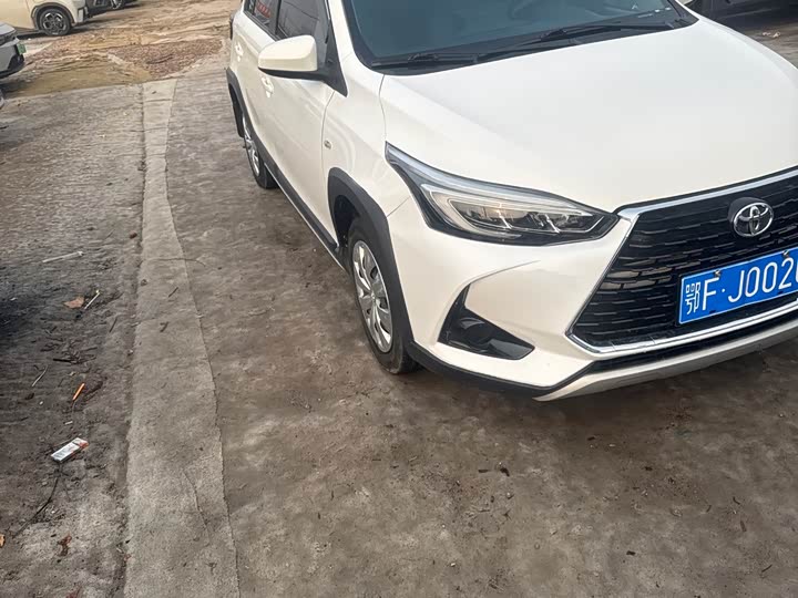 Фото 3 - Toyota Yaris L Hatchback