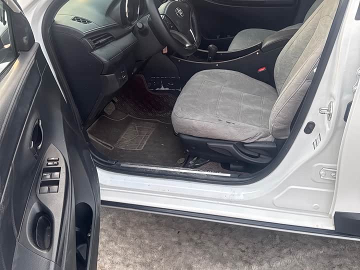 Фото 6 - Toyota Yaris L Hatchback