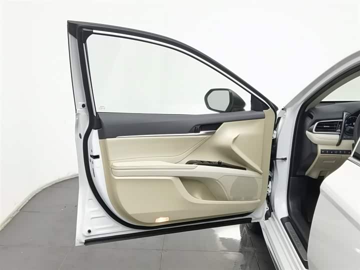 Фото 8 - Toyota Camry