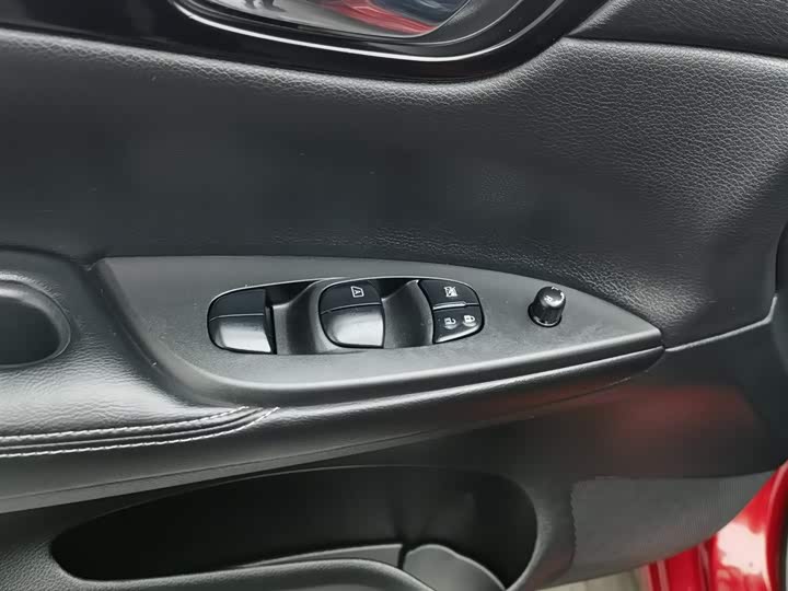 Фото 9 - Nissan Tiida