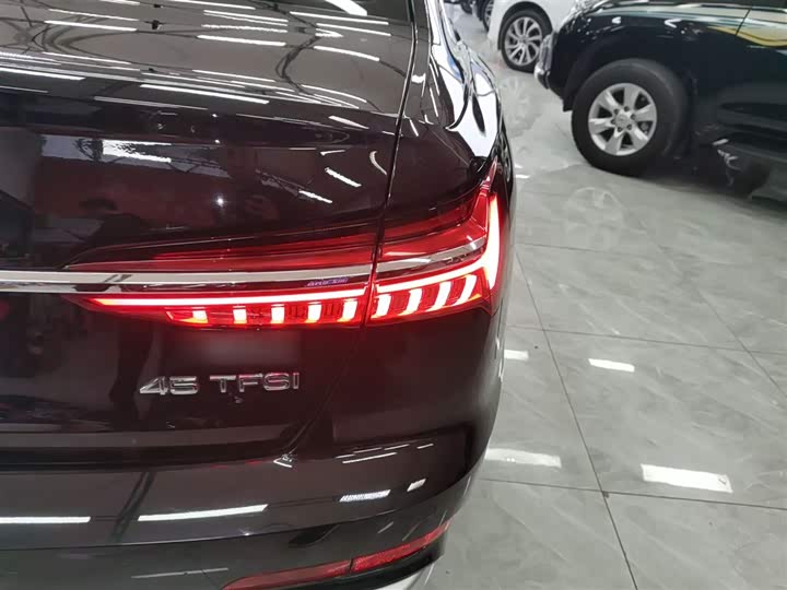 Фото 8 - Audi A6L