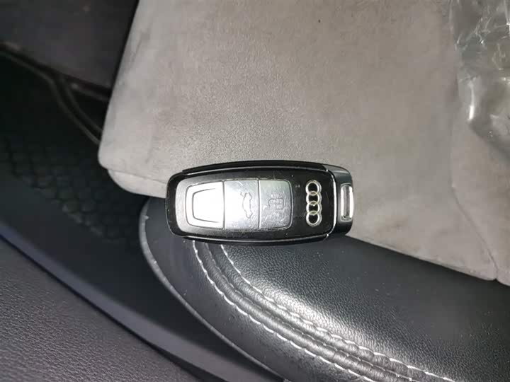 Фото 9 - Audi A6L