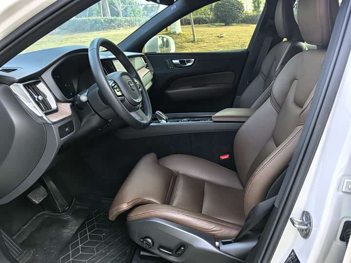 Фото 4 - Volvo XC60