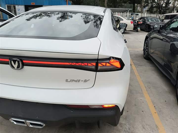 Фото 8 - Changan UNI-V Hybrid