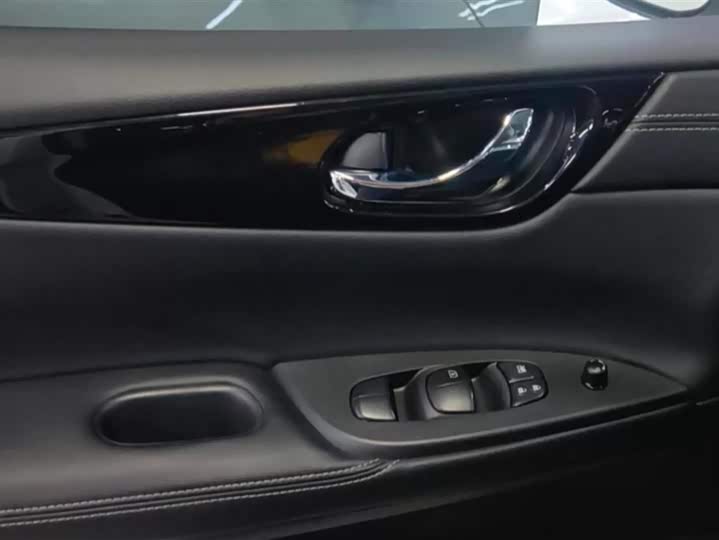 Фото 7 - Nissan Tiida