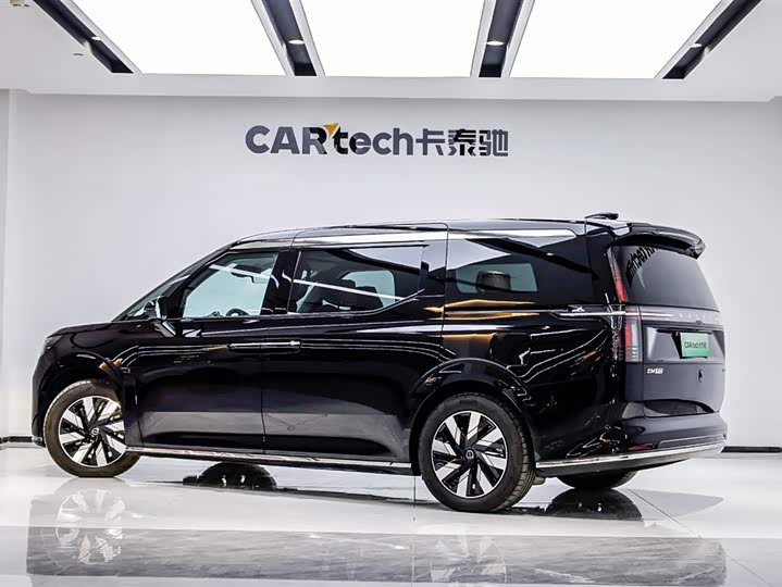 Фото 4 - Volvo EM90