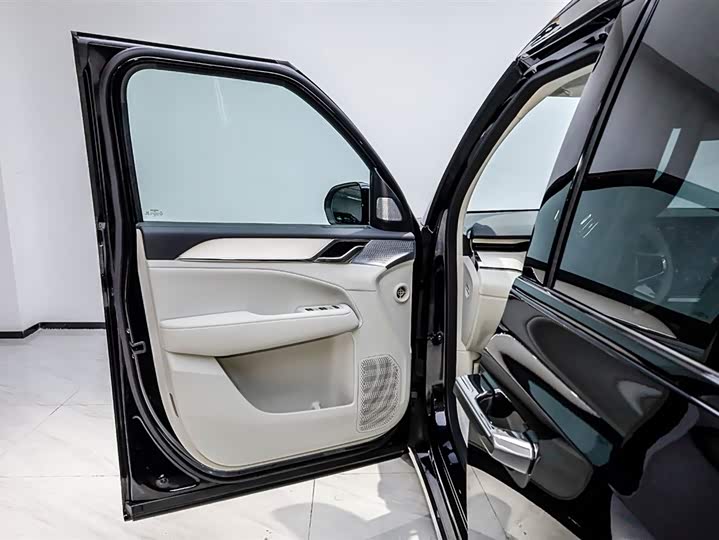 Фото 8 - Volvo EM90