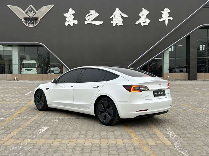 Фото 3 - Tesla Model 3