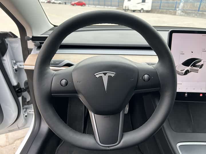 Фото 9 - Tesla Model 3