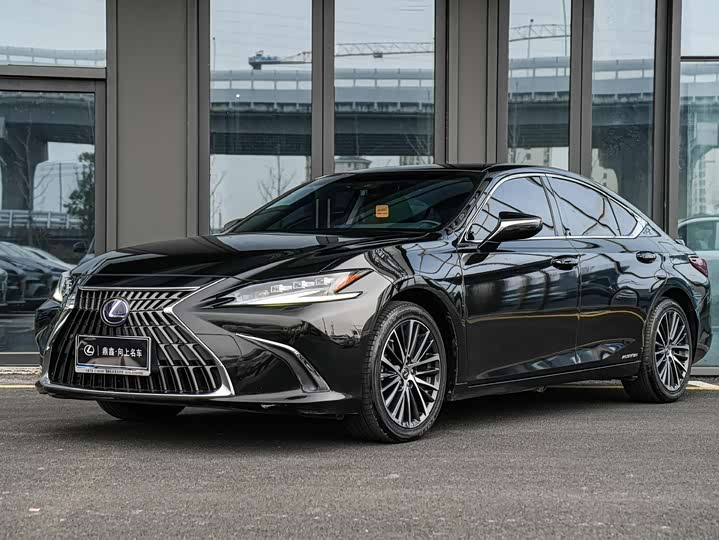 Фото 1 - Lexus ES