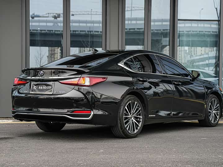 Фото 4 - Lexus ES