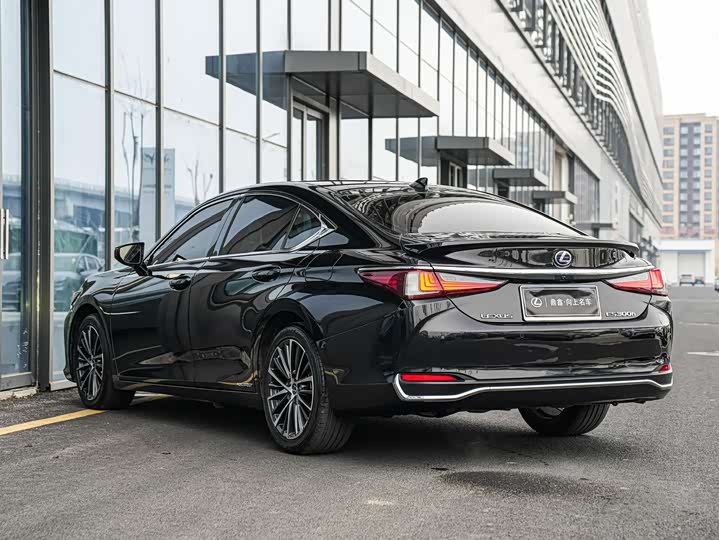 Фото 6 - Lexus ES