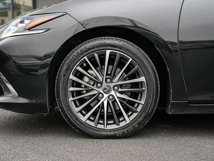 Фото 8 - Lexus ES