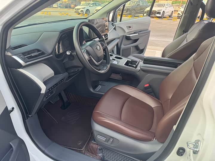 Фото 9 - Toyota Sienna