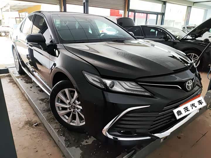 Фото 2 - Toyota Camry