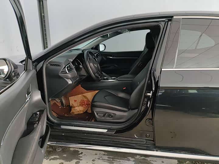 Фото 5 - Toyota Camry