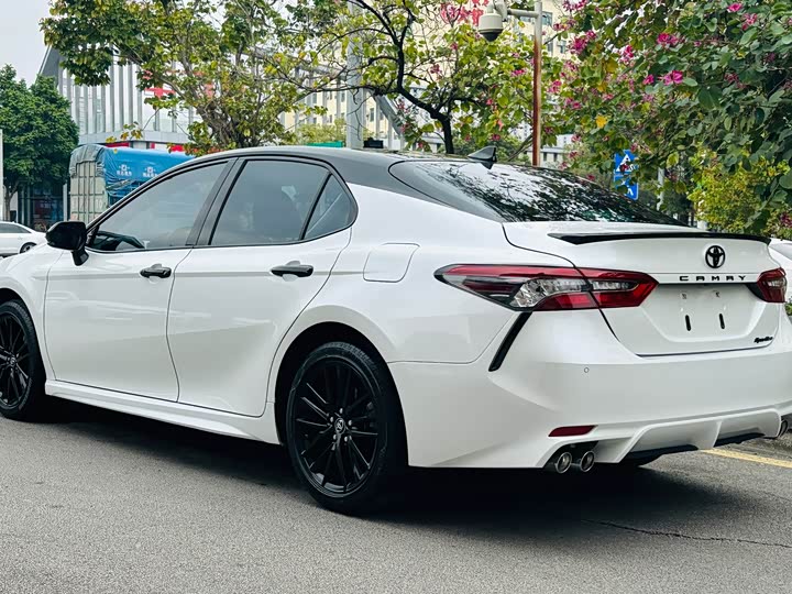 Фото 6 - Toyota Camry
