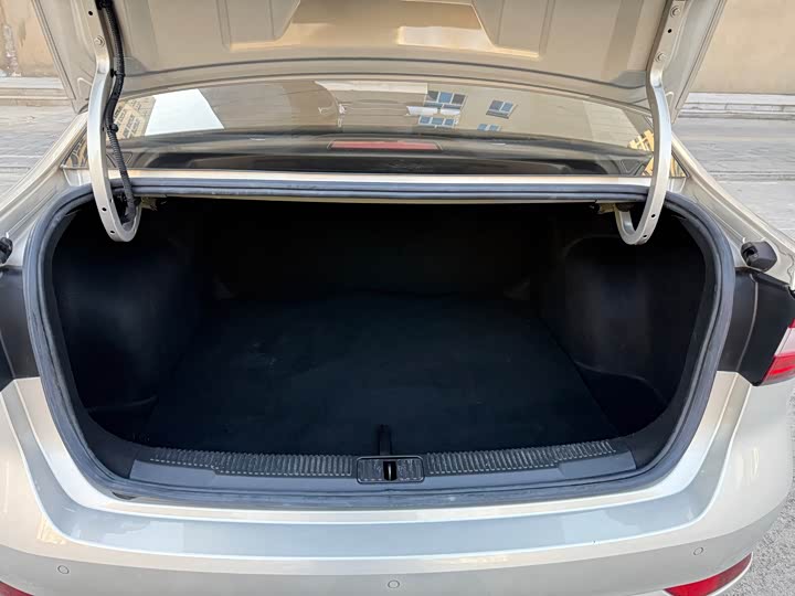 Фото 5 - Roewe i5