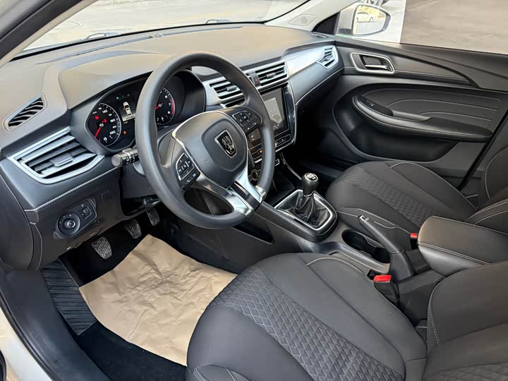 Фото 7 - Roewe i5