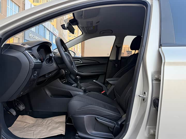 Фото 8 - Roewe i5