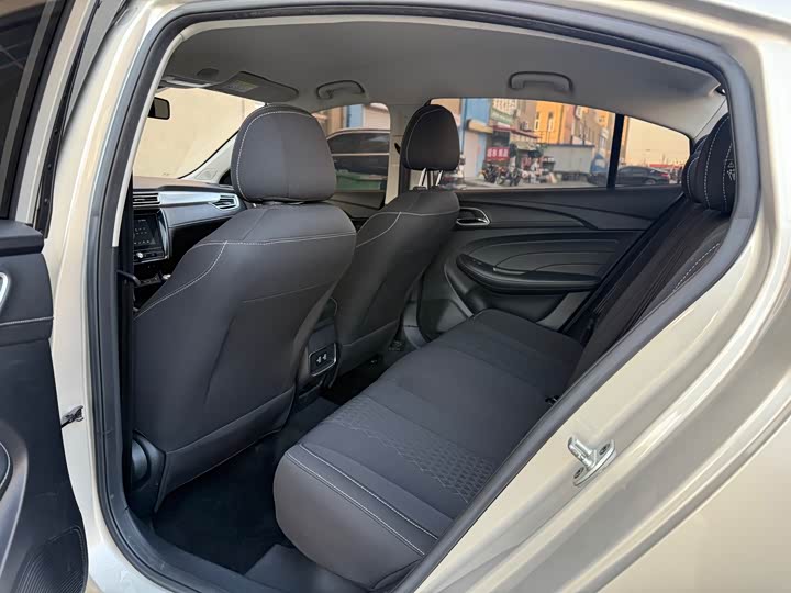 Фото 9 - Roewe i5