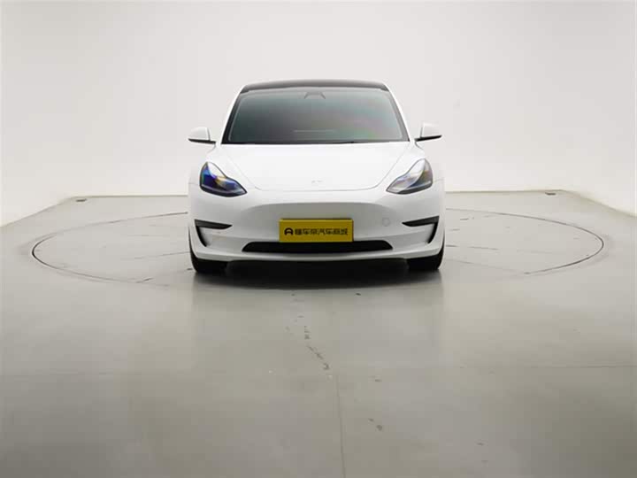 Фото 3 - Tesla Model 3