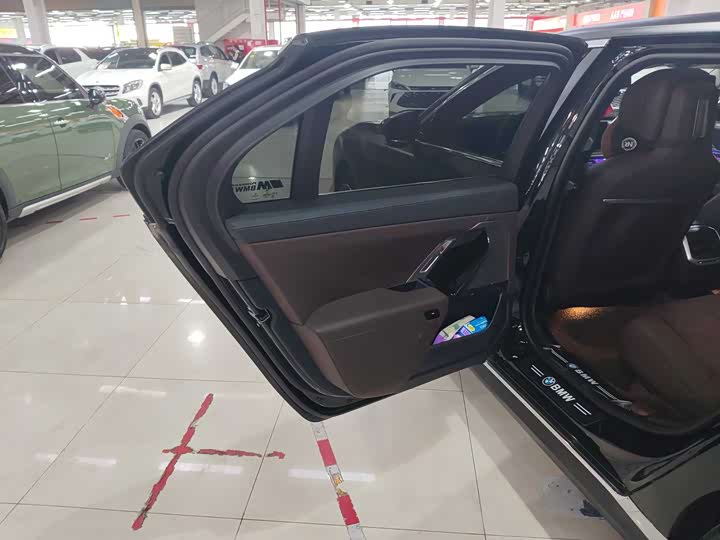 Фото 8 - BMW 7 Series