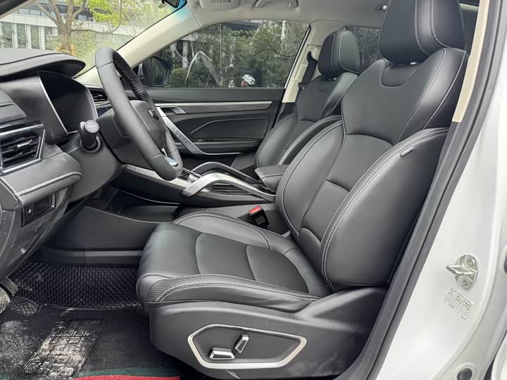 Фото 9 - Geely Atlas