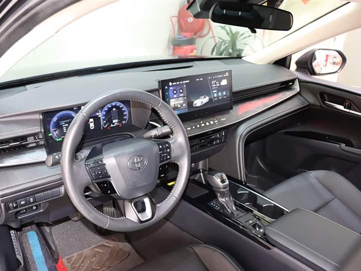 Фото 9 - Toyota Camry