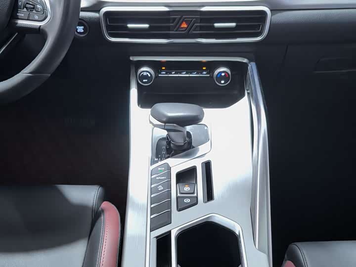 Фото 9 - Geely Coolray