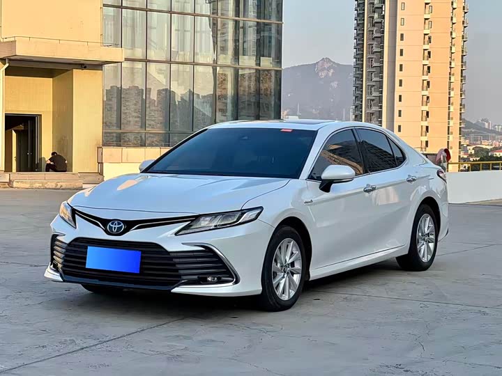 Фото 2 - Toyota Camry