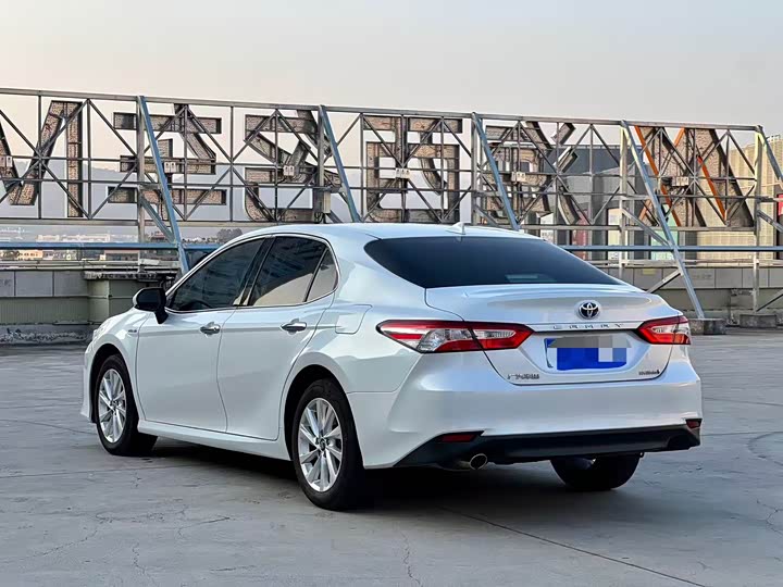 Фото 4 - Toyota Camry