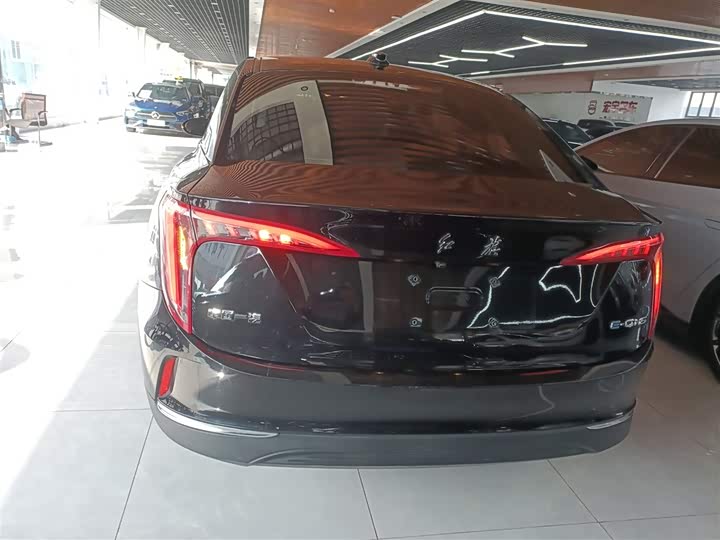 Фото 6 - Hongqi E-QM5