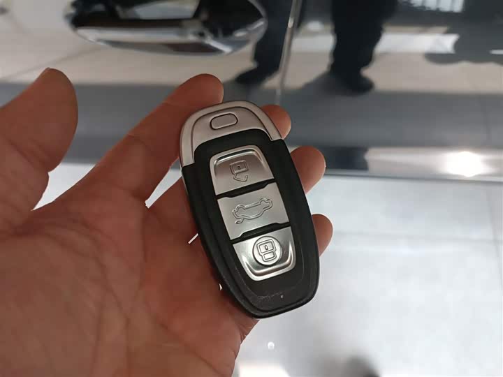 Фото 9 - Hongqi E-QM5