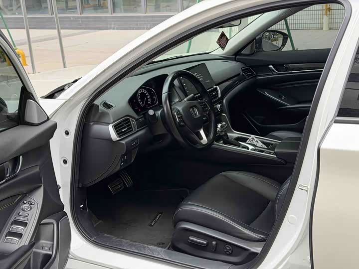 Фото 8 - Honda Accord