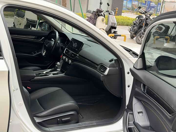 Фото 9 - Honda Accord