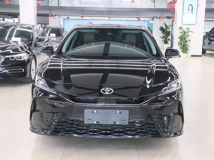 Фото 2 - Toyota Camry