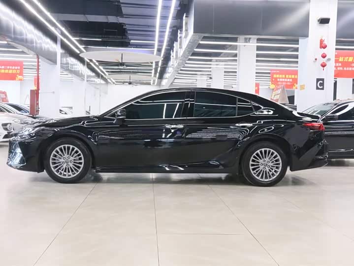 Фото 3 - Toyota Camry