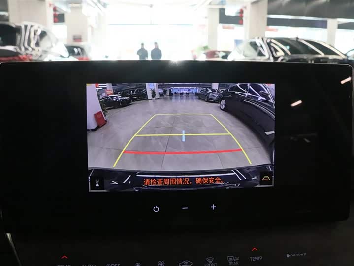 Фото 8 - Toyota Camry