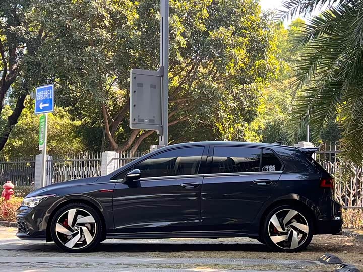 Фото 7 - Volkswagen Golf GTI