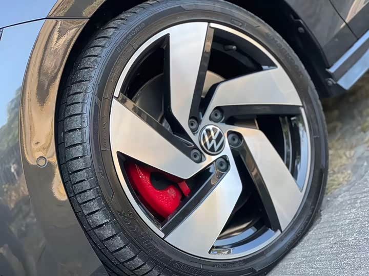 Фото 9 - Volkswagen Golf GTI