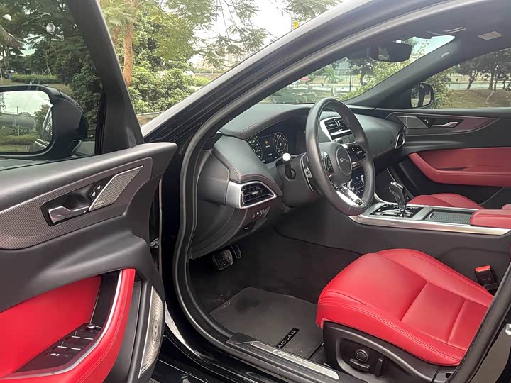 Фото 8 - Jaguar XE L