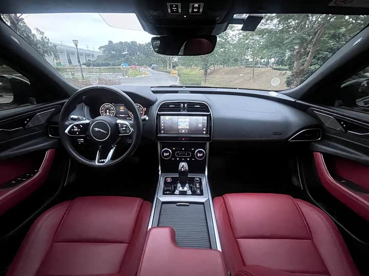Фото 9 - Jaguar XE L